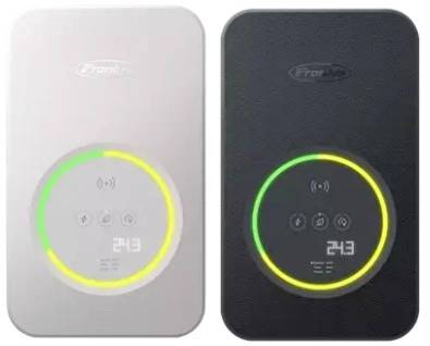 Két falra szerelt Fronius inverter, az egyik fehér és az egyik fekete, mindegyiken egy körkörös állapotjelző lámpa és a „249" számot mutató digitális kijelző.