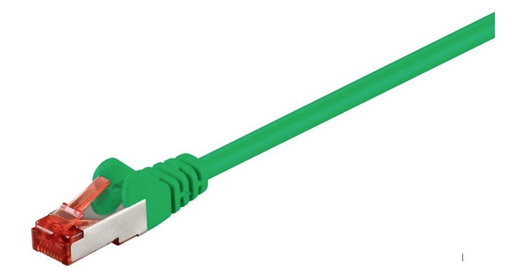 Zöld Ethernet kábel RJ45 csatlakozóval fehér háttéren.