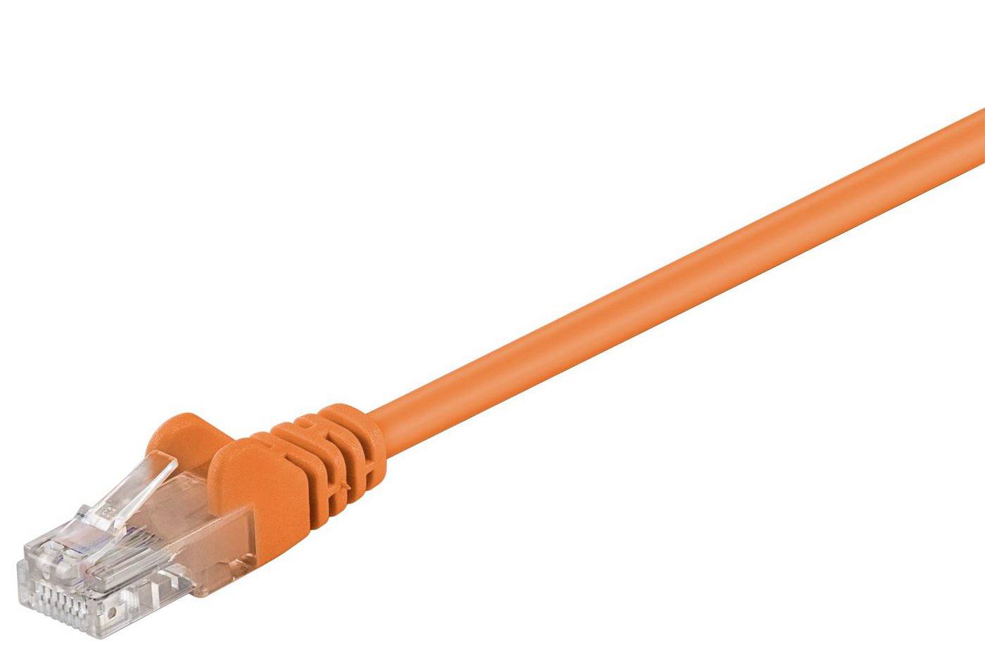 Narancssárga Ethernet kábel RJ45 csatlakozóval fehér háttéren.