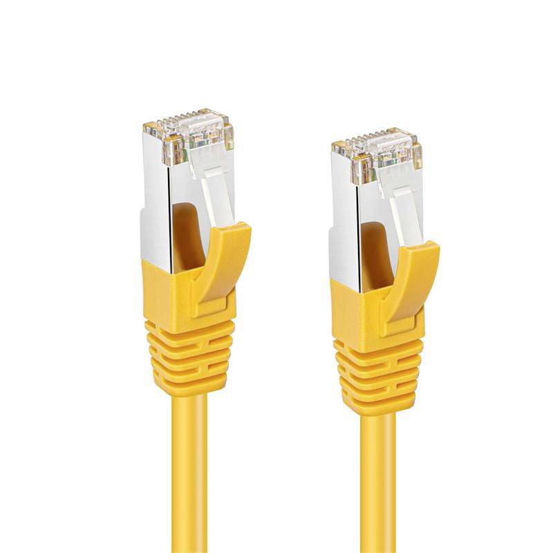 Két sárga Ethernet-kábel csatlakozó egymás mellett fehér háttéren.