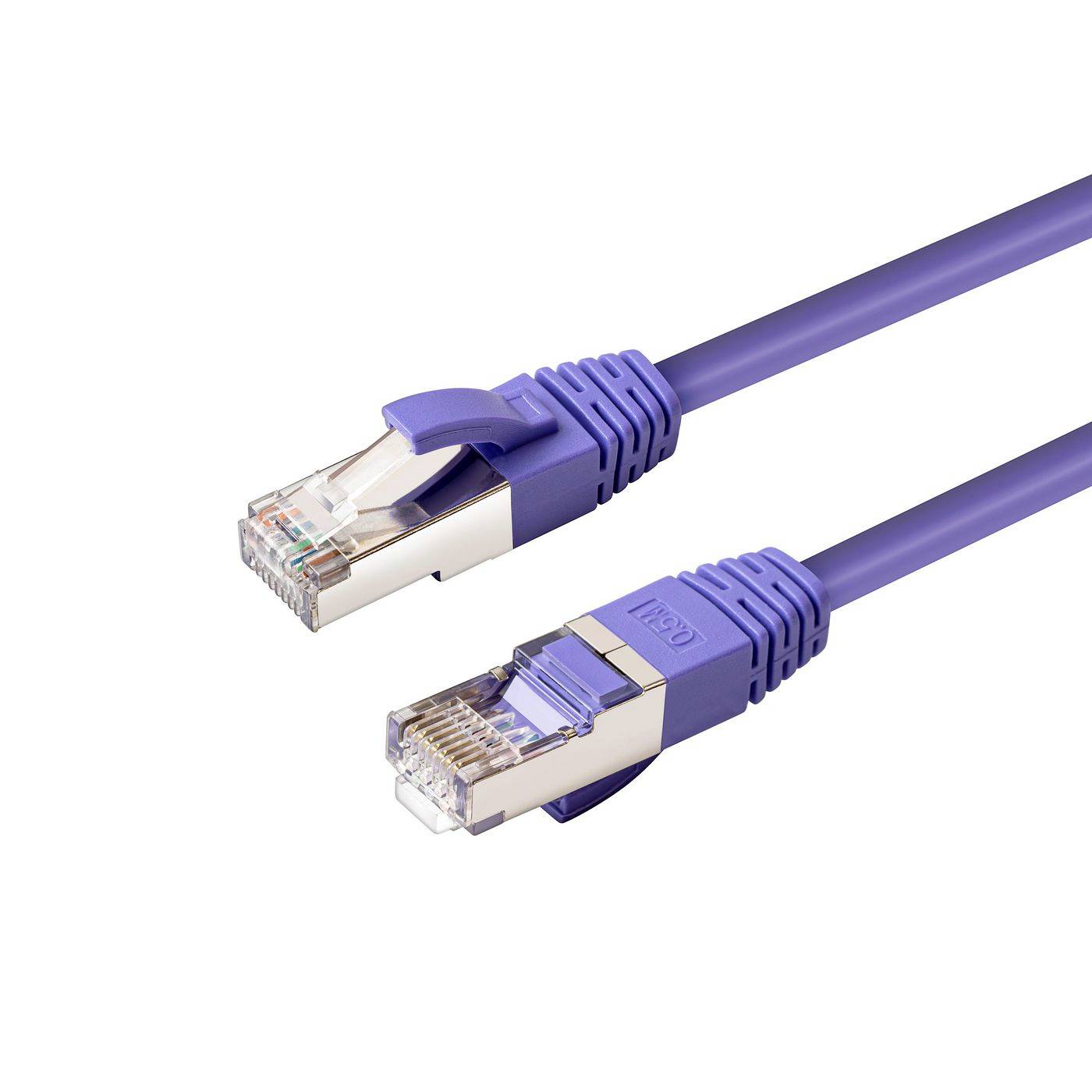 Két lila Ethernet-kábel RJ45-csatlakozókkal fehér háttéren, az egyik dugóval nyitott és az egyik zárt.