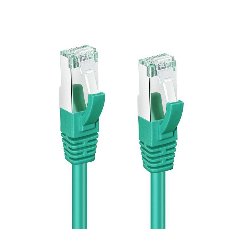 Két zöld Ethernet hálózati kábel átlátszó RJ45 csatlakozókkal egymás mellett, fehér háttéren.