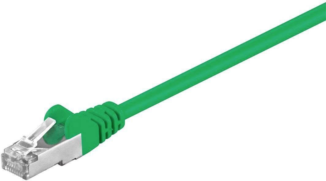 Zöld Ethernet kábel RJ45 csatlakozóval fehér háttéren.