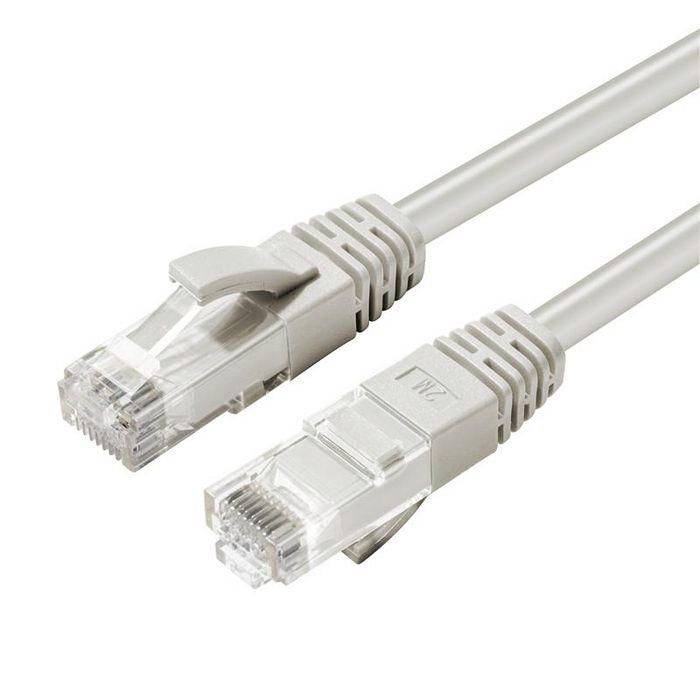 Két fehér Ethernet hálózati kábel csatlakozó közeli képe egy egyszínű háttéren.