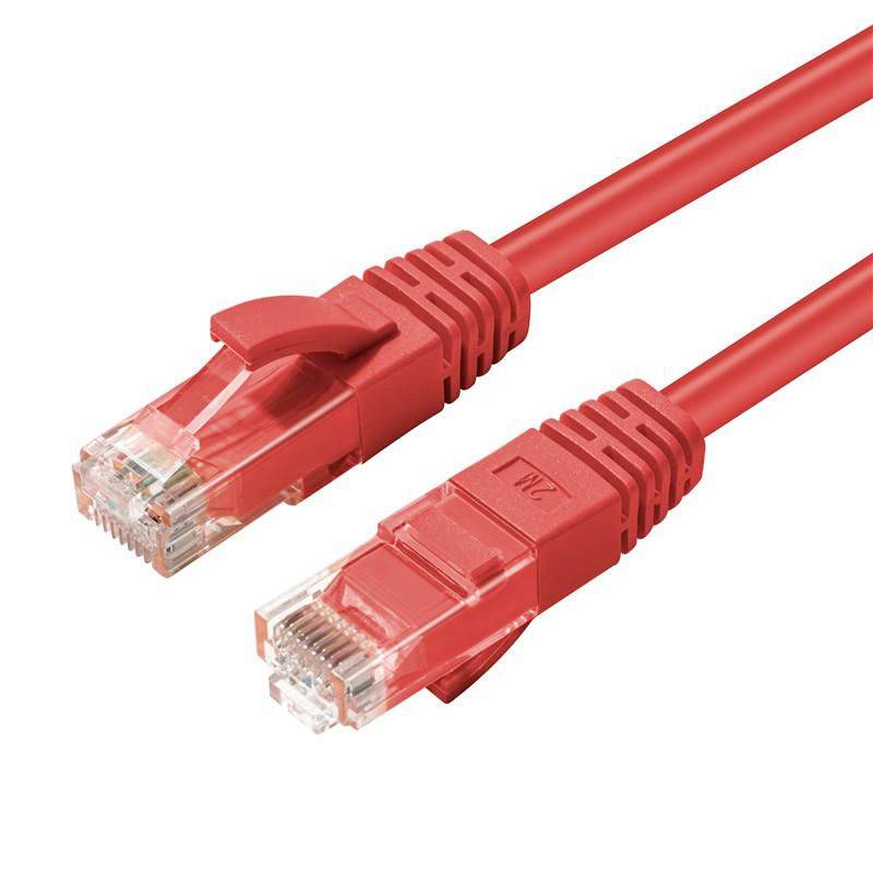 Piros Ethernet kábel két RJ45 csatlakozóval fehér háttéren.