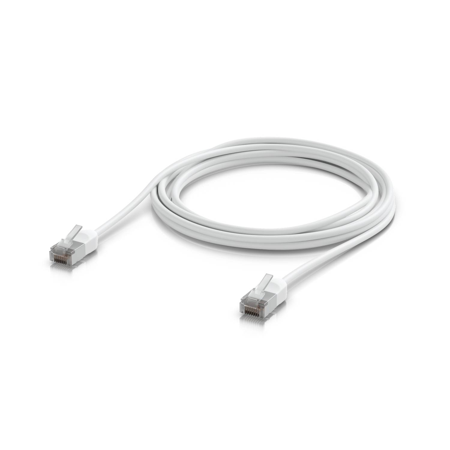 Fehér Ethernet hálózati kábel RJ45 csatlakozókkal, feltekercselve egy sima fehér háttéren.