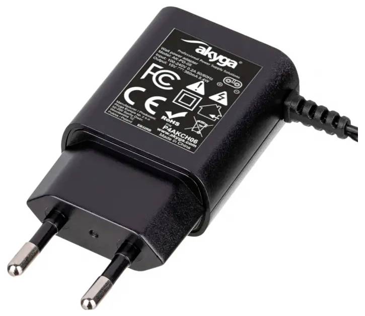 Fekete Akyga AC tápegység két kerek európai dugócsatlakozóval és csatlakoztatott kábellel.