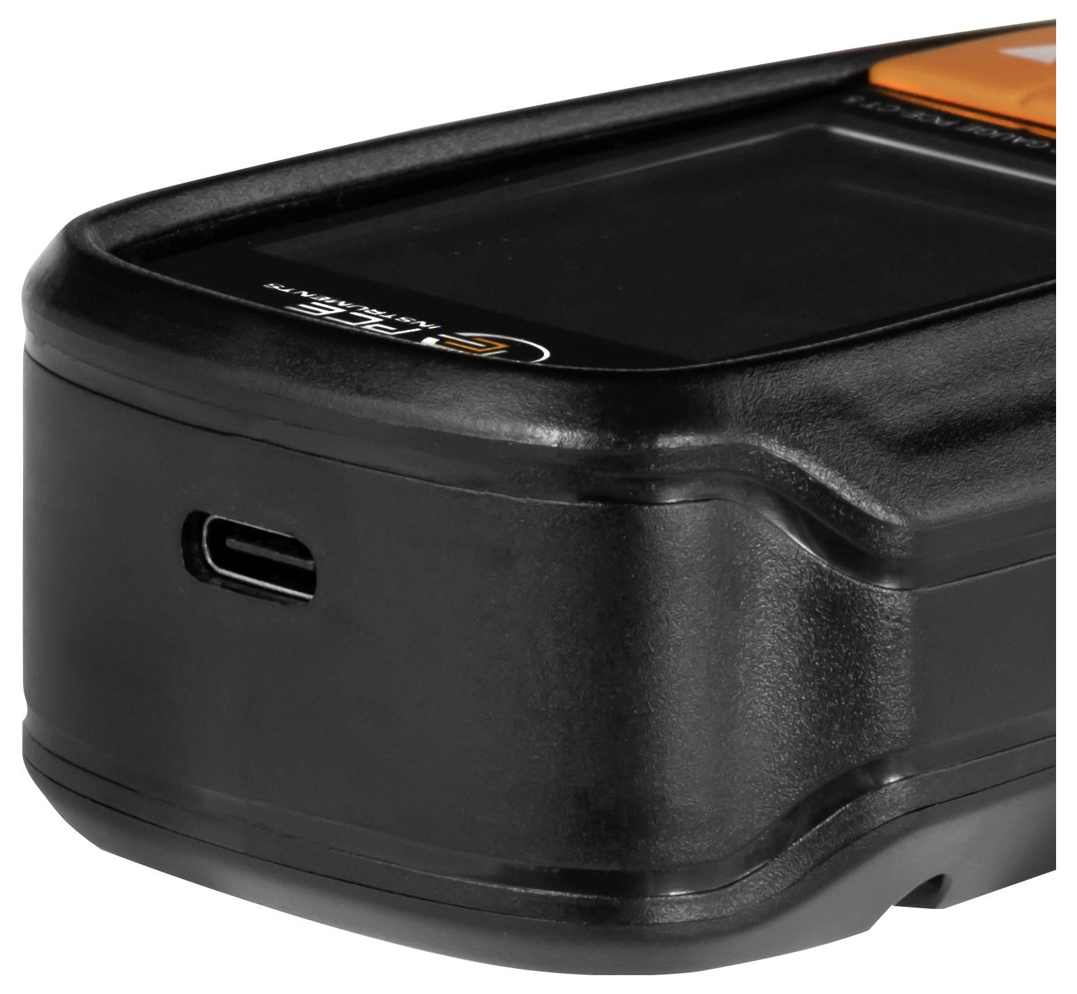 Egy fekete hordozható eszköz vagy szkenner közeli képe, amelynek USB-C portja van az oldalán és narancssárga kiemelése a tetején.