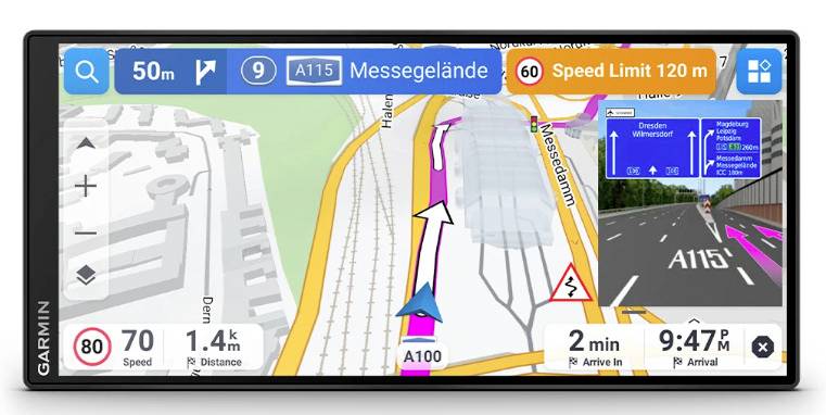 GPS navigációs képernyő, amely útvonal-útmutatást jelenít meg az autópályán, közelgő sávváltási utasítások, sebességhatárlimit, hátralévő távolság és érkezési idő láthatóval.