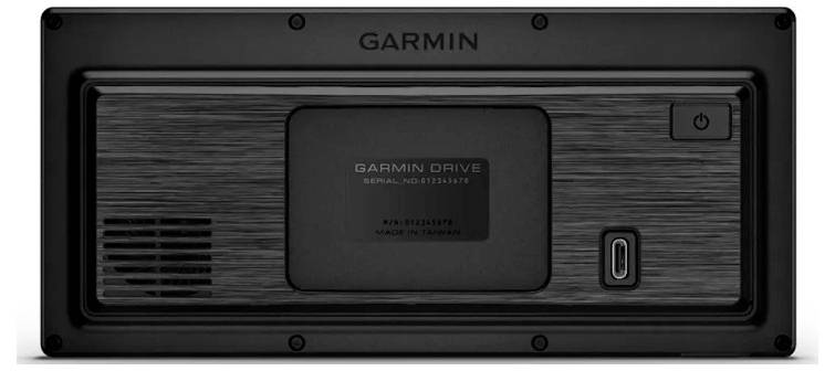 A Garmin Drive GPS készülék hátsó nézete, amely a hátsó panelt mutatja a hangszóró ráccsal, bekapcsológombbal, USB-C porttal és a szerelési fedéllel.