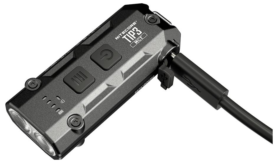 Fekete Nitecore TIP2 újratölthető kulcskarikás zseblámpa USB-C kábellel csatolva, fehér háttéren látható.
