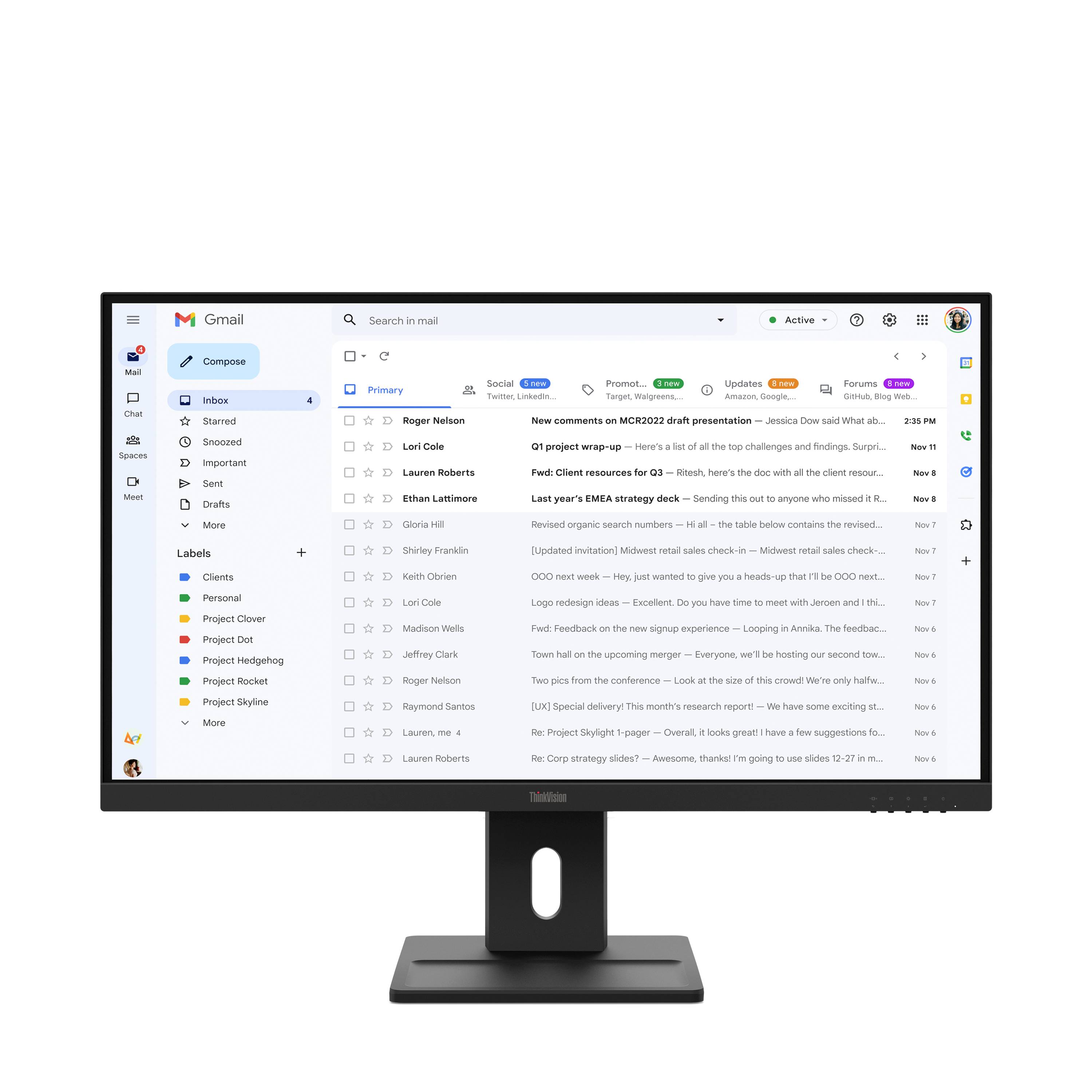 Asztali monitor, amely a Gmail postafiók felületét jeleníti meg az üzenetlistával, az oldalsáv mappáival, valamint a Elsődleges, Közösségi, Promóciók, Frissítések és Fórumok kategória lapjainak megjelenítésével.