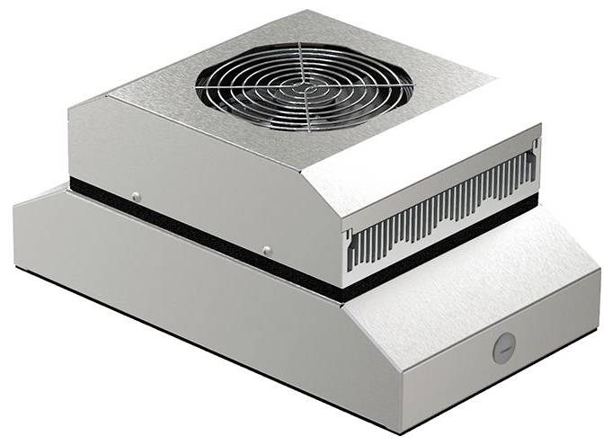 Ezüstszínű fémből készült elektronikus hűtőegység felső ventilátorrámával és szellőztetett oldalsó panellel, egyszerű fehér háttér előtt bemutatva.