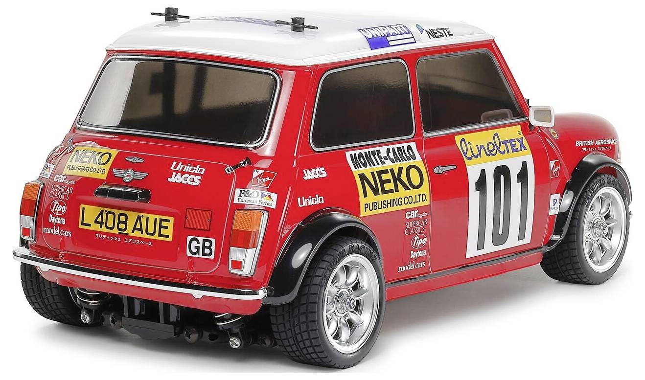 Piros klasszikus Mini Cooper versenyautó, hátulról nézve, szponzori matrica-feliratokkal borított és a 101-es szám látható az ajtón.