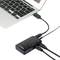 Egy USB-elosztó több kábellel van csatlakoztatva és bedugva egy laptopba. A laptop részben látható.
