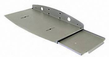 Fémlemez több kerek lyukkal és téglalap alakú kivágásokkal. Úgy tűnik, egy mechanikai vagy ipari eszköz alkatrésze.