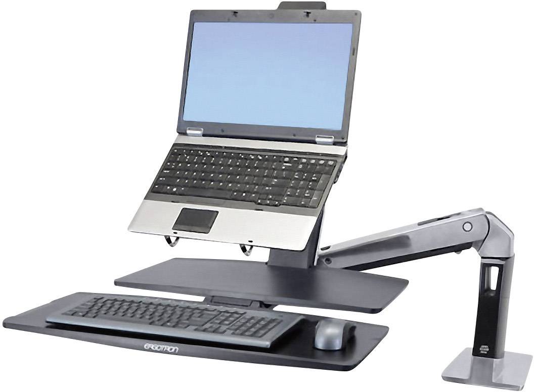 Egy laptop egy magasságállítható monitorállványon, külső billentyűzettel és egérrel alatta, amelynek kialakítása ergonomikus munkavégzésre alkalmas.