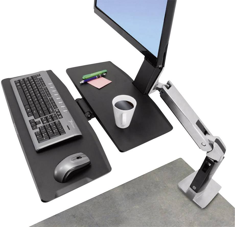 Egy ergonomikus íróasztal monitorkarral, fekete billentyűzettel, egérrel, jegyzetfüzettel és egy csésze kávéval.