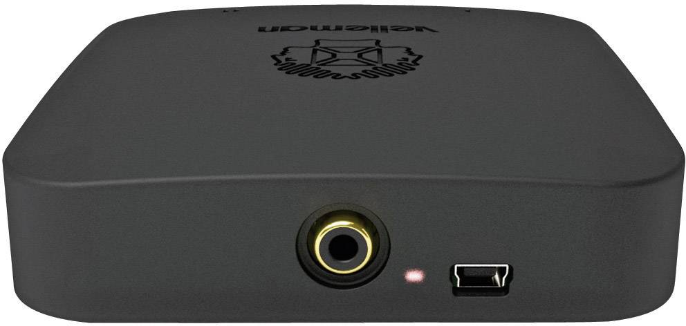 Egy fekete elektronikus eszköz, kerek csatlakozóval és egy kis USB-csatlakozóval az elején, pirosra világít.