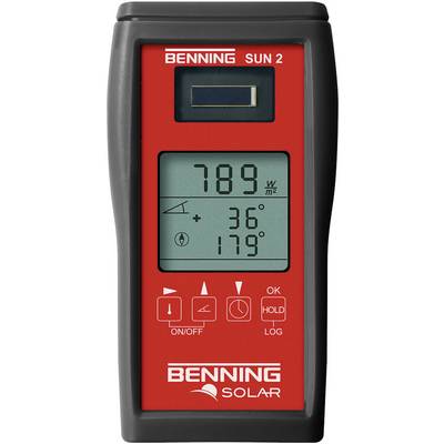 Digitális napelemfelmérő készülék LCD kijelzővel, 789 W/m² értéket mutat, 36 fokos szög és nyílszimbólum látható. Alul a 'Benning Solar' jelölés megtalálható.
