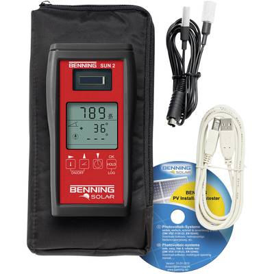 Mérőeszköz napelemtelepítéshez fekete tokban, kijelzőjén '789' és '36°' látható. Tartalmaz USB-kábelt és kézikönyv CD-t.