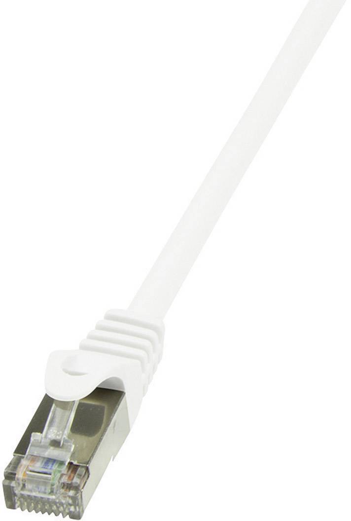 Egy fehér hálózati kábel RJ45 csatlakozóval, amelyet eszközök csatlakoztatására használnak egy vezetékes hálózatban.