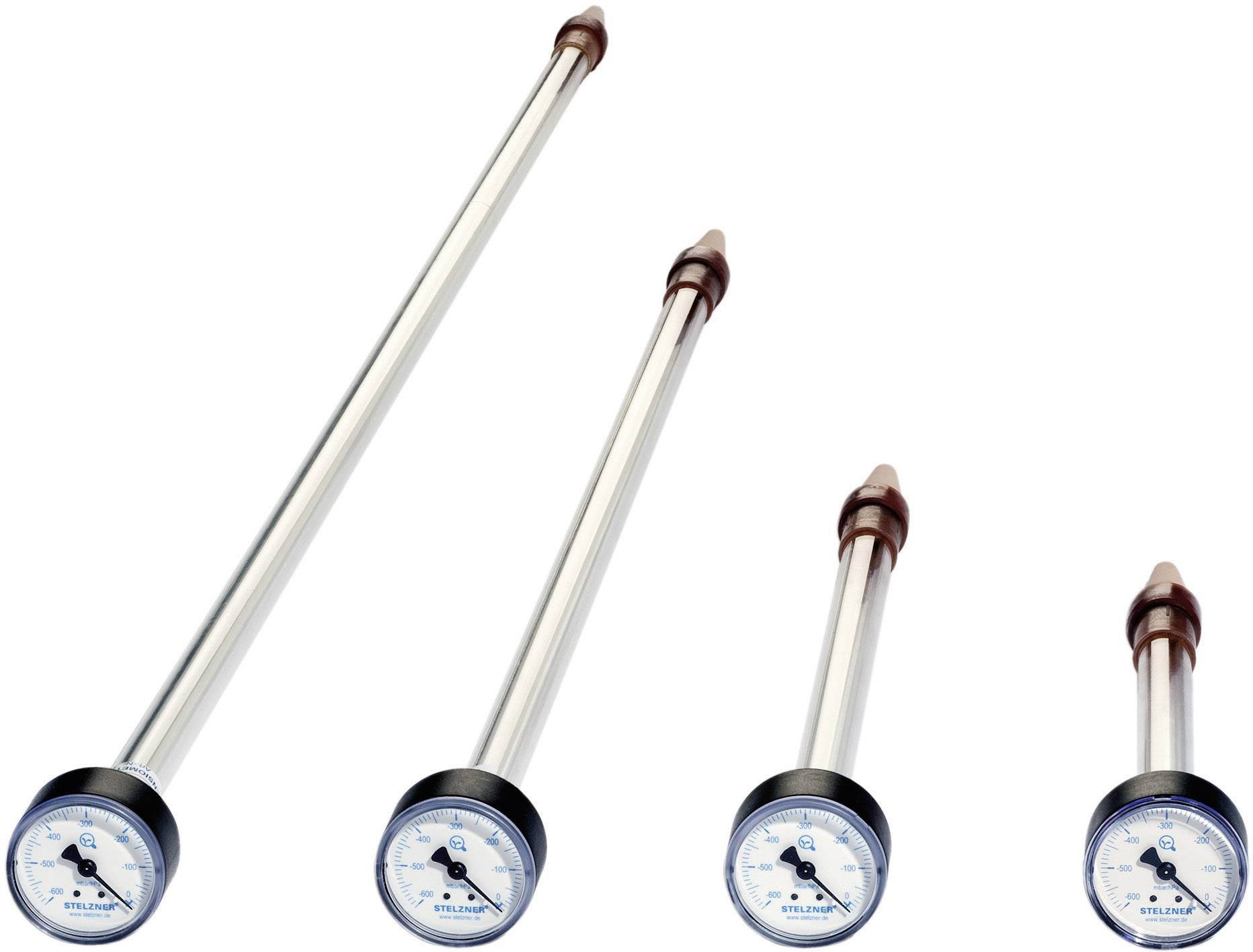 Négy különböző méretű gumiabroncs-nyomásmérő manométerrel, balról jobbra csökkenő sorrendben elhelyezve.