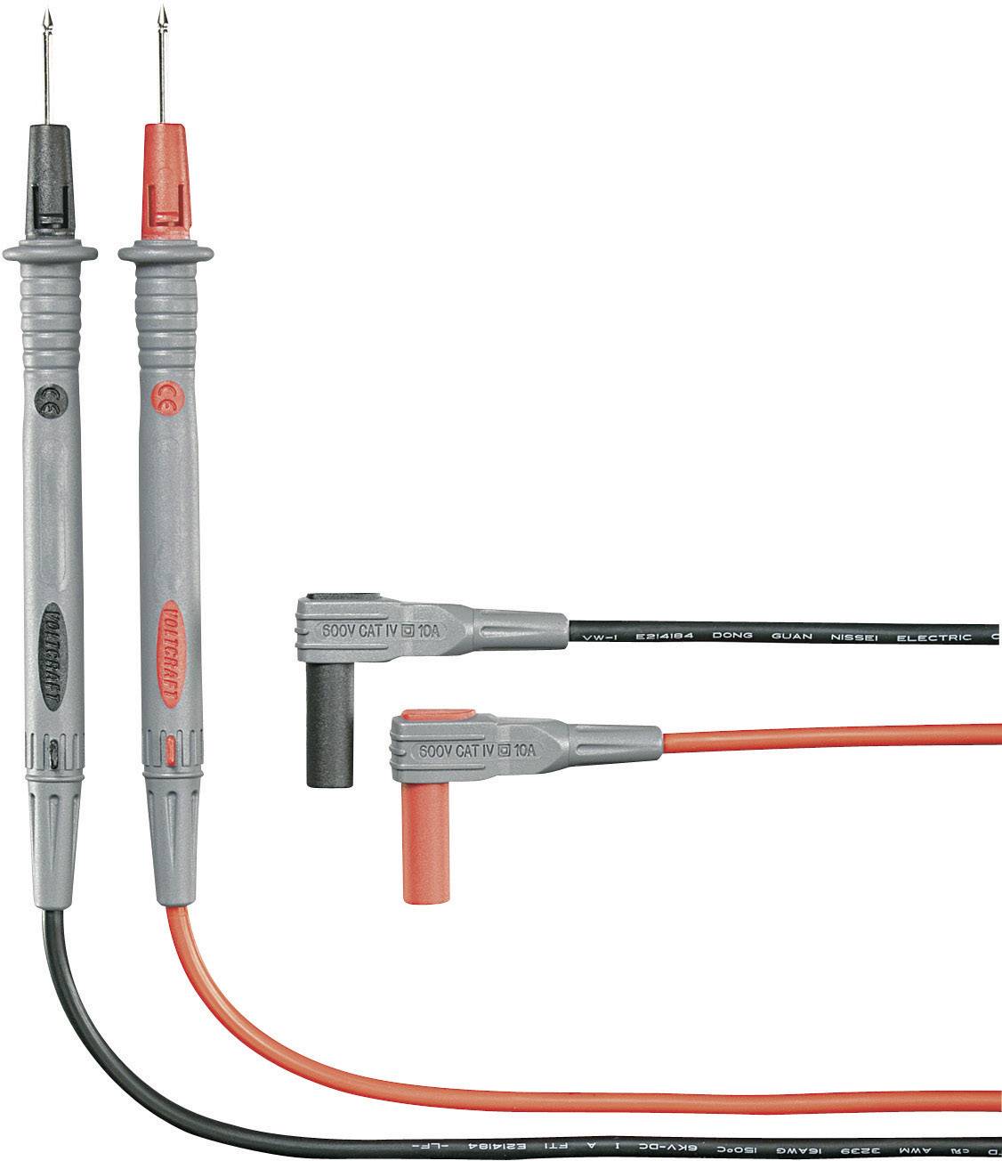 Piros és fekete kábelekkel ellátott elektromos vizsgálófejek. Baloldalt két szürke fogantyú, piros hegyű végekkel. A kábelek alsó végén CAT-V címke.