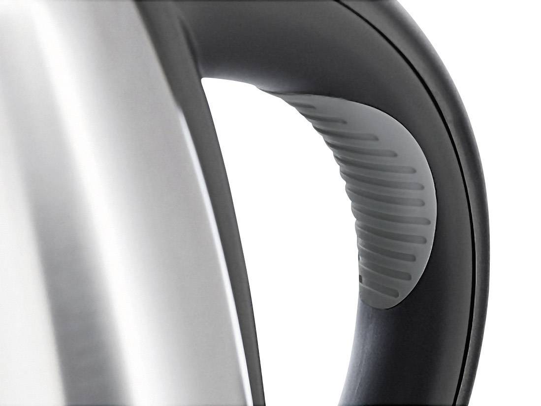 Vízforraló fekete fogantyúval és rozsdamentes acél burkolattal, a fogantyú közeli felvétele.