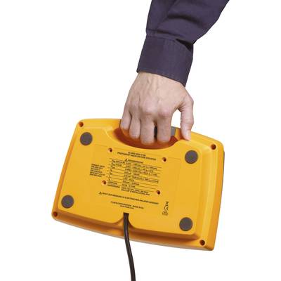Egy kéz egy narancssárga elektronikus készüléket tart, amelyhez fekete kábel csatlakozik, és amelynek az alján szöveg olvasható.