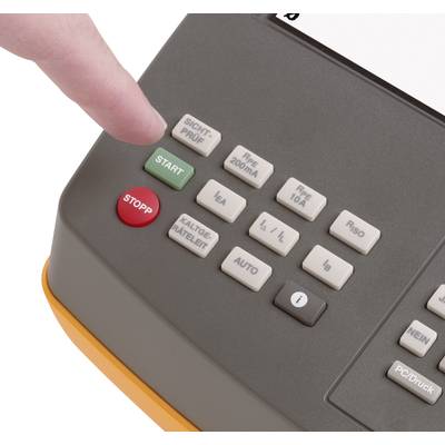 Egy ujj megnyomja a zöld 'INDÍTÁS' gombot egy elektronikus eszközön, mellette egy piros 'STOP' gomb és több funkciógomb látható.