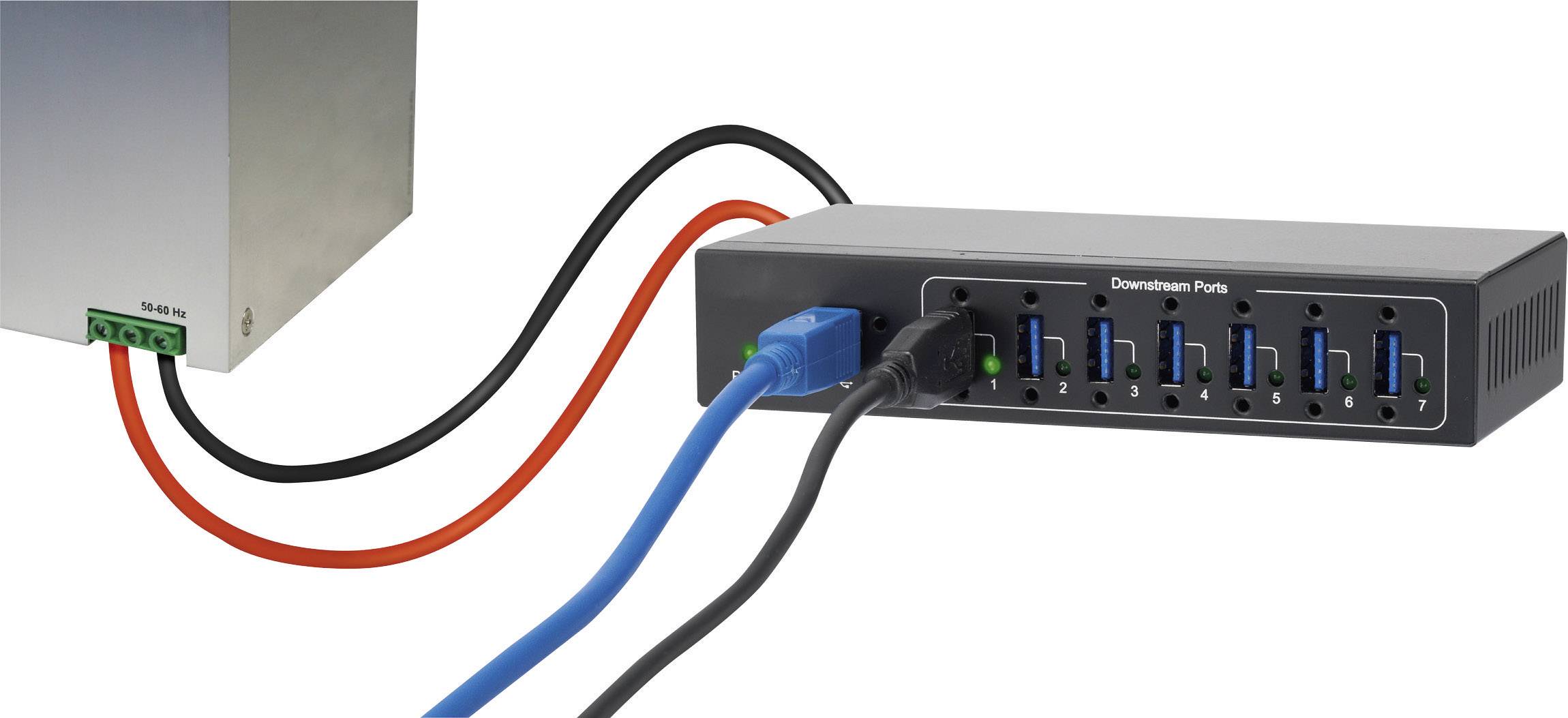 Egy több porttal rendelkező USB-elosztó, egy szürke eszközhöz csatlakoztatva baloldalon. Három kábel (piros, kék, fekete) látható.