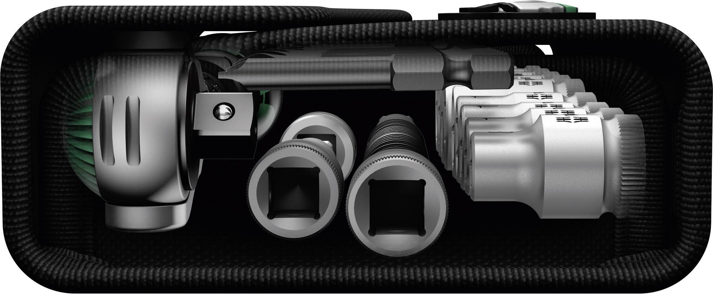 Egy szerszámkészlet, amelyben két racsnis kulcs, dugókulcsok és tartozékok találhatók egy nyitott fekete szerszámdobozban.