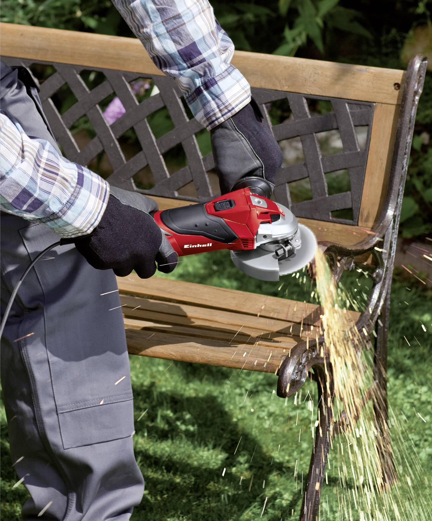 Egy személy egy sarokcsiszolóval egy fémpadot vág. Szikrák repkednek. A személy kesztyűt és védőfelszerelést visel.