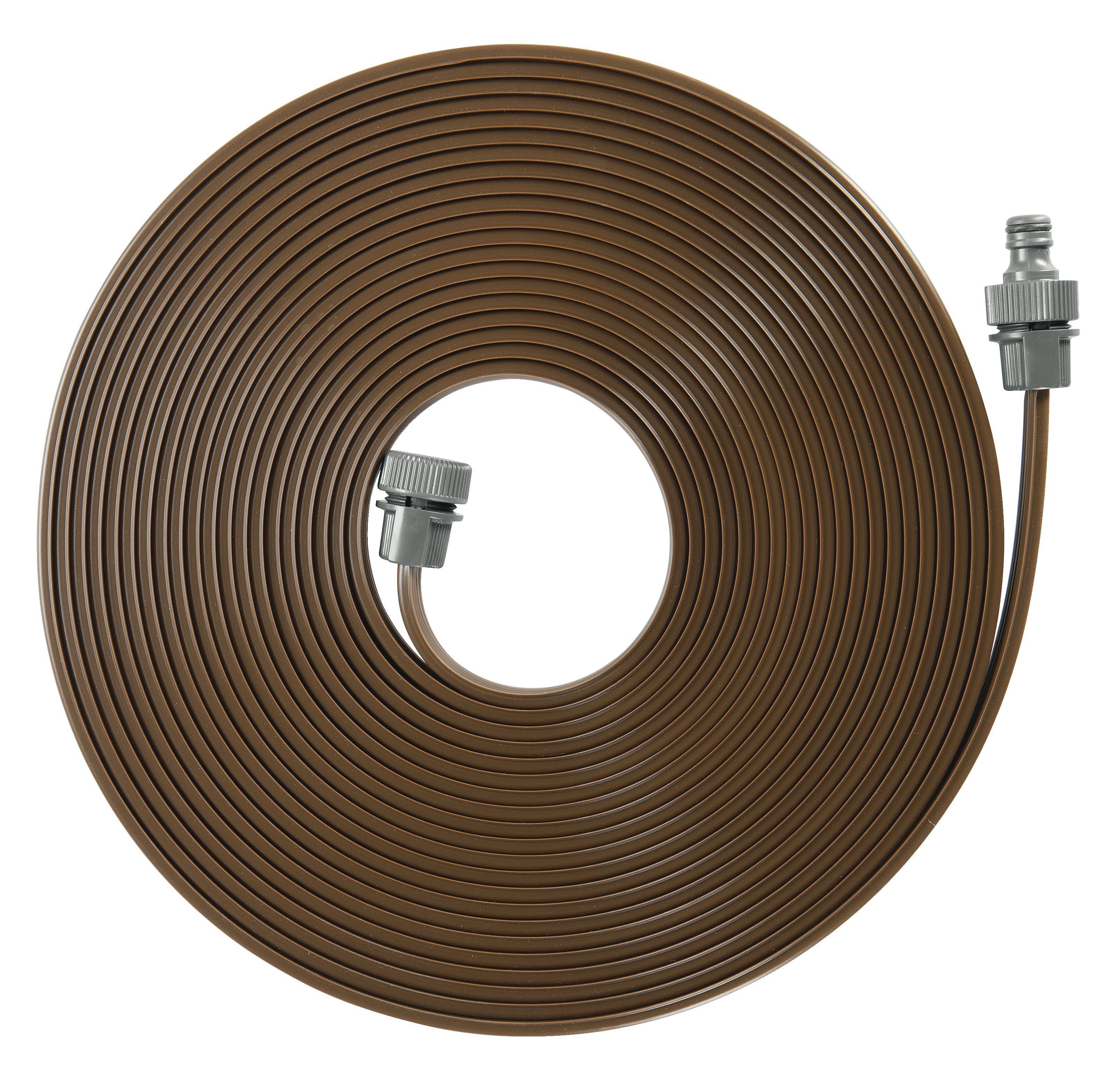 Egy felcsavart barna kerti tömlő, mindkét végén csatlakozókkal, amely alkalmas öntözésre vagy vízellátásra.