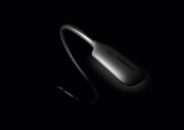 Egy karcsú, fekete eszköz az 'Osram' logóval, enyhén ívelt formában, sötét háttér előtt megvilágítva.