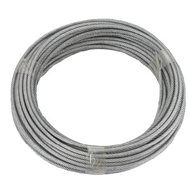 Egy ipari környezetben használt, összetekercselt acélkötél-tekercs, alkalmas nehéz emelési műveletekhez.