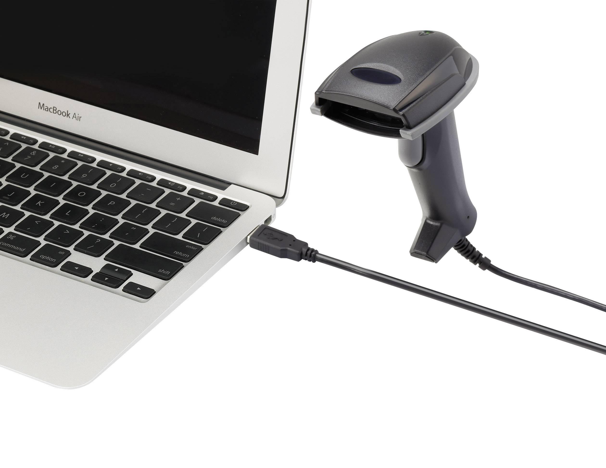 Egy laptop egy vonalkód-leolvasóval van csatlakoztatva, amely USB-kábelen keresztül van bekötve. A laptop fedelét félig felnyitották.