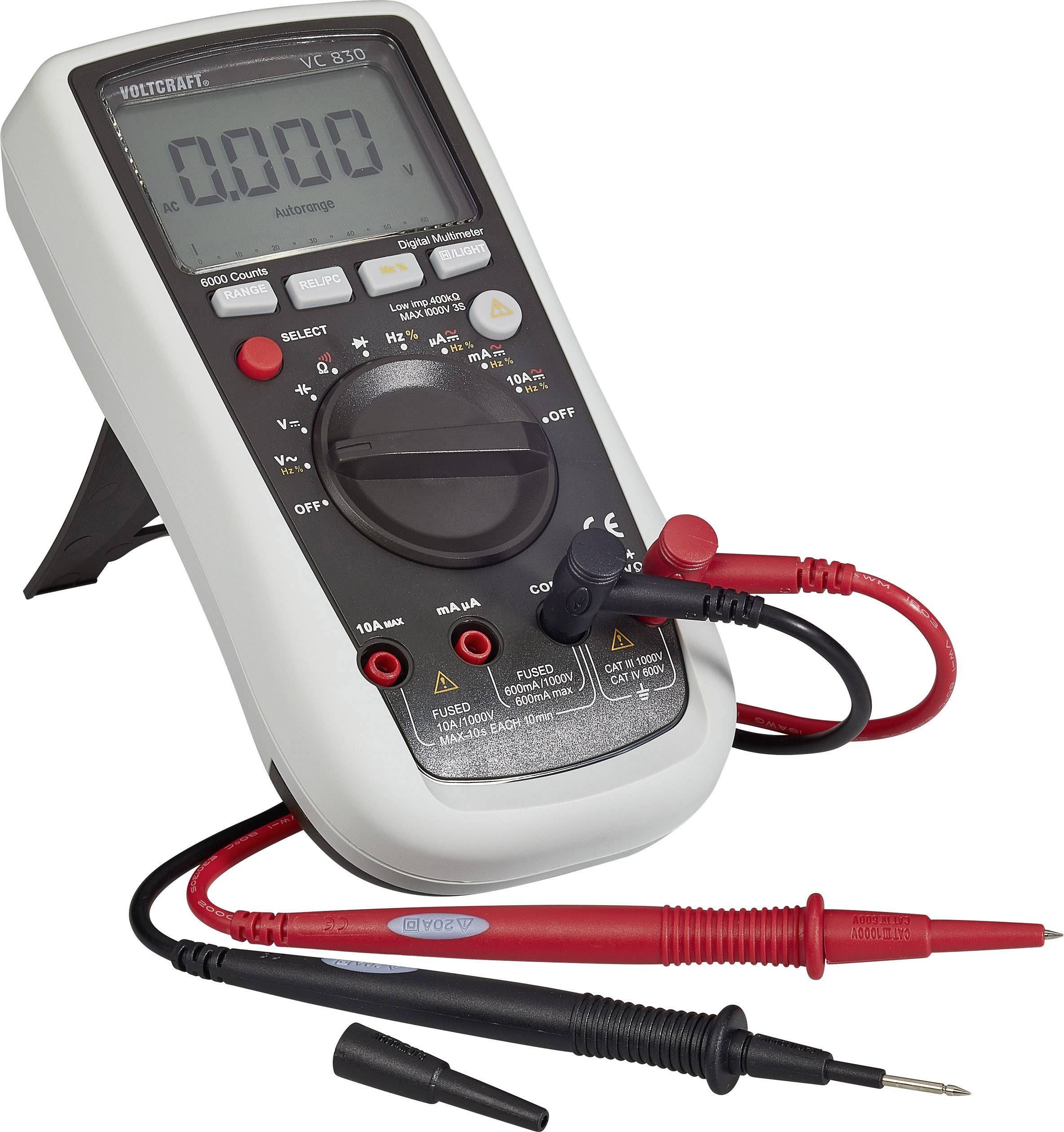 Egy digitális multiméter egy állványon piros és fekete mérővezetékekkel, a kijelzőn '0000' látható.