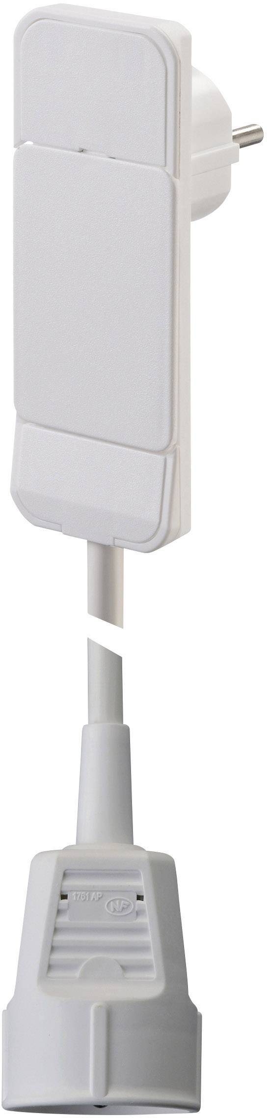Egy fehér hálózati adapter, amelyhez egy lefelé futó kábel csatlakozik. Az adapter egy függőleges fali csatlakozóaljzatba van dugva.