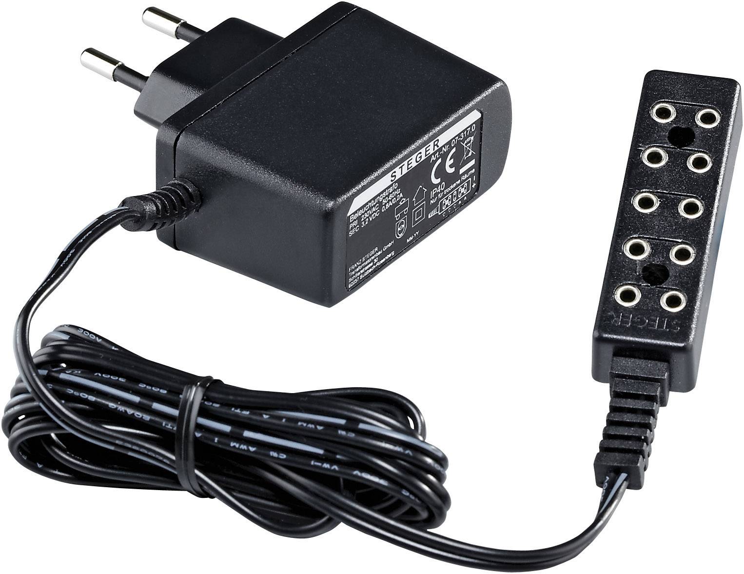 Egy fekete hálózati tápegység többcsatlakozós adapterrel, elektronikus eszközökhöz alkalmas. Műszaki specifikációk nyomtatva a felületén.