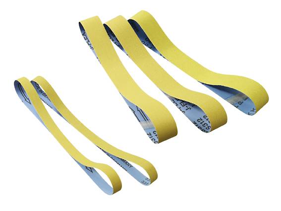 Sárga csiszolószalagok különböző hosszúságban és szélességben fehér háttér előtt.