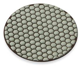 Hatszögletű csempeminta látható szerkezetben, körkörös felületen, amelynek megjelenése a méhsejtre emlékeztet.