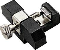 Egy fekete házú, ezüst csavarral és befogópofa-párokkal ellátott satu, kis munkadarabok rögzítéséhez.