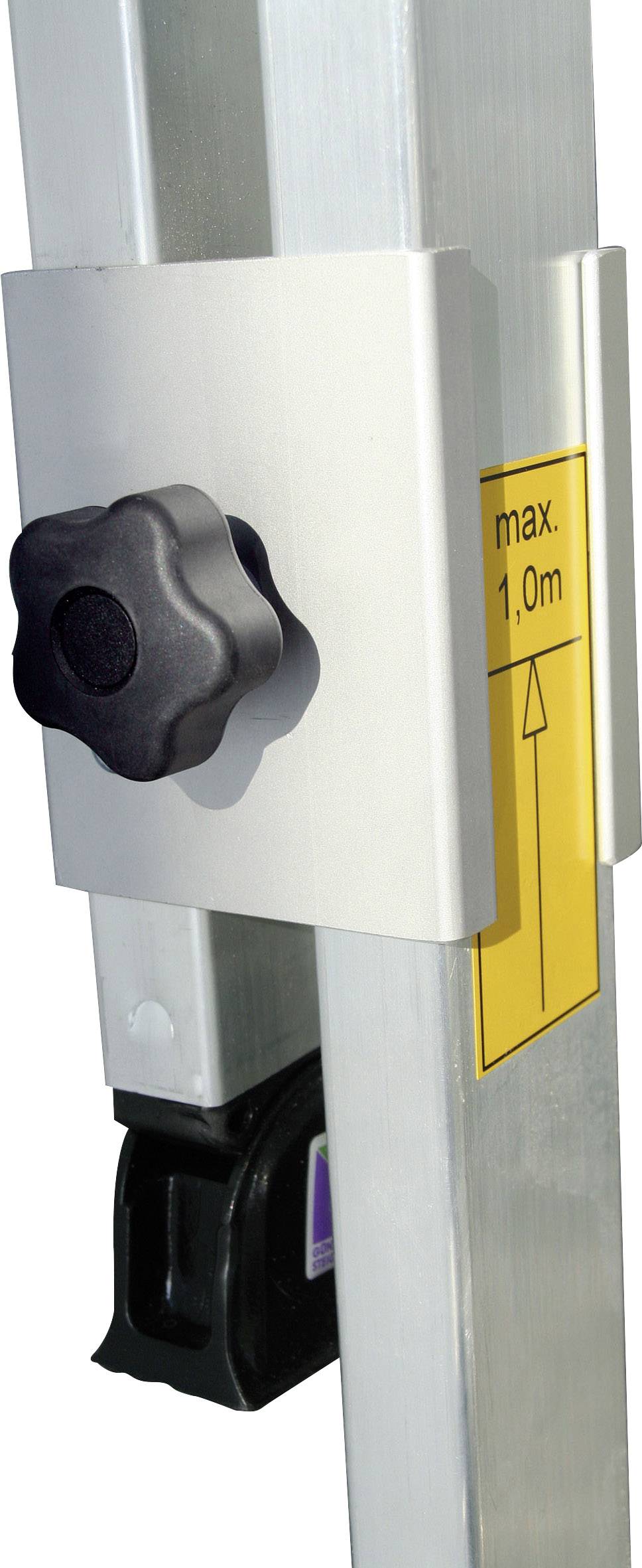 Magasságállítható tartó egy állványnál, egy fekete forgógombbal. Egy sárga tábla jelzi a maximális 1,0 méteres magasságot.