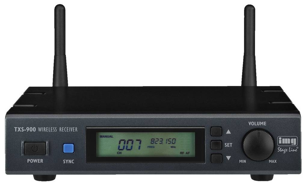 'Rádióvevő két antennával, a kijelzőn a 7-es csatorna 823,150 MHz-en. Láthatók a hangerő, szinkron és tápellátás kezelőszervei.'