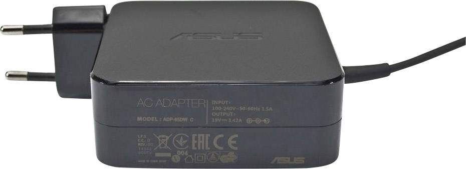 A kép egy fekete ASUS AC-tápegységet mutat AD890M modellszámmal. Európai típusú csatlakozóval rendelkezik, és a műszaki specifikációk rá vannak nyomtatva.