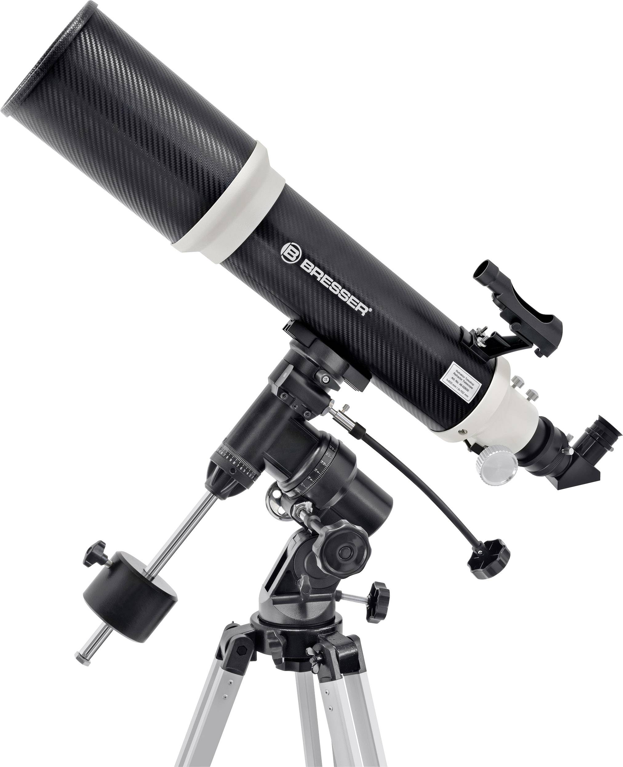 Egy fekete távcső háromlábú állványon, csillagászati megfigyelésre alkalmas, keresővel és fókuszáló kerékkel ellátva.