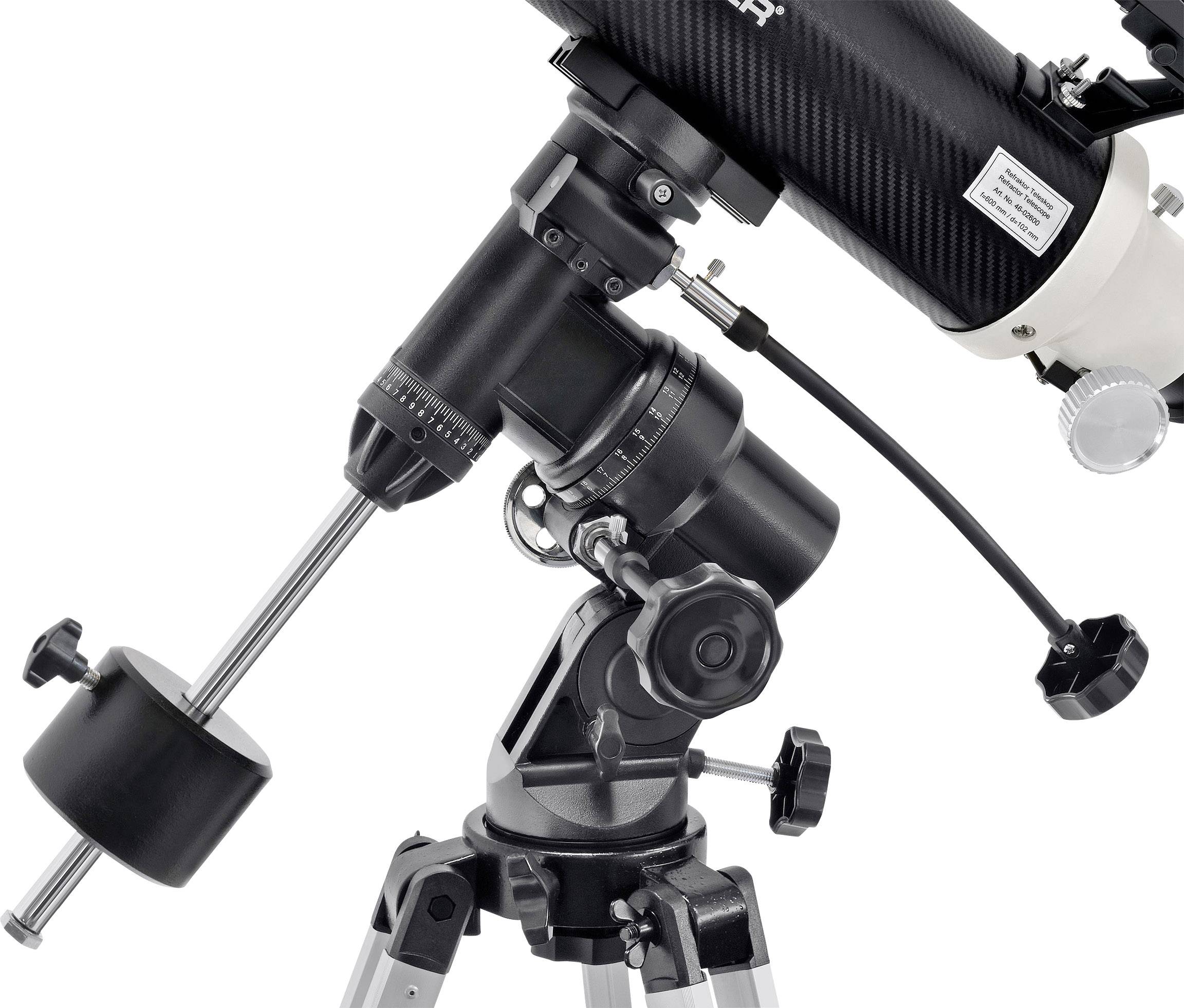 Egy fekete távcső állvánnyal és ellensúllyal, tökéletes égi megfigyelésekhez.