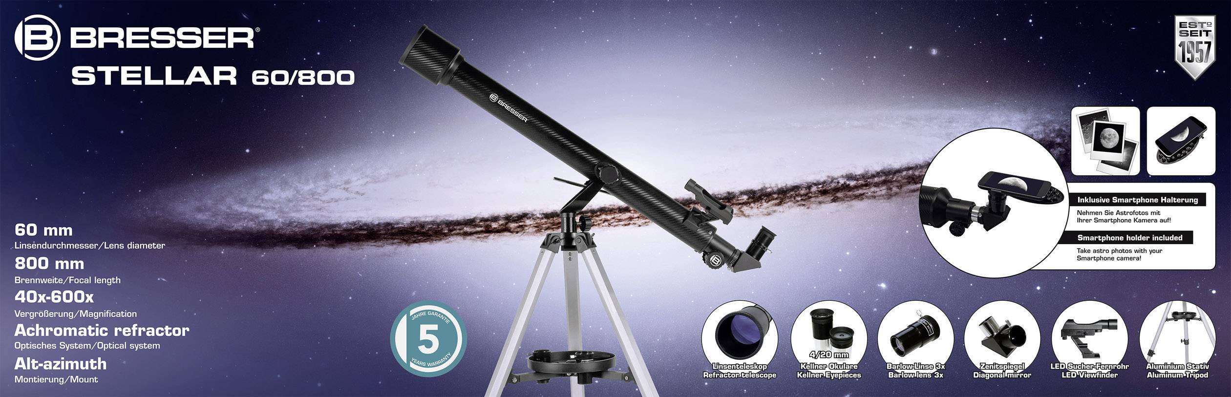 Távcső állványon galaxishátterű környezetben. Leírás: 60/800 mm-es akromatikus refraktor, 40x-600x nagyítás, tartozékok ábrázolva.